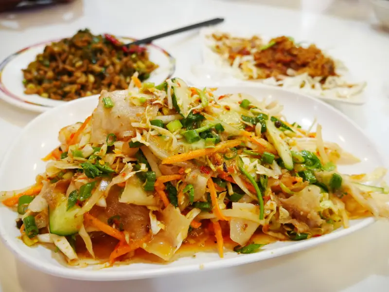 泰式雲南小吃·泰國小吃控必吃·超厚月亮蝦餅·在地人才知道的隱藏版美味·鄉民激推巷弄美食·捷運中山站