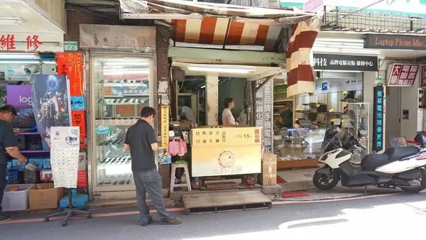 【台北美食】光華紅豆餅-吃了會讚不絕口的爆漿紅豆餅