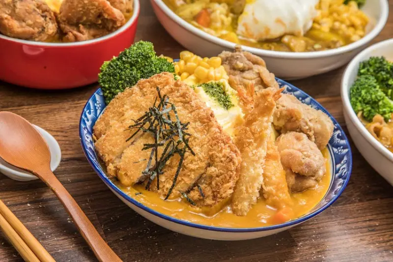 [桃園美食]魔法樂廚手作歐姆咖哩/超豪華咖哩飯！週五限定炸豬排、唐揚雞、炸蝦三拼裙擺歐姆蛋咖哩飯 - 大手牽小手。玩樂趣
