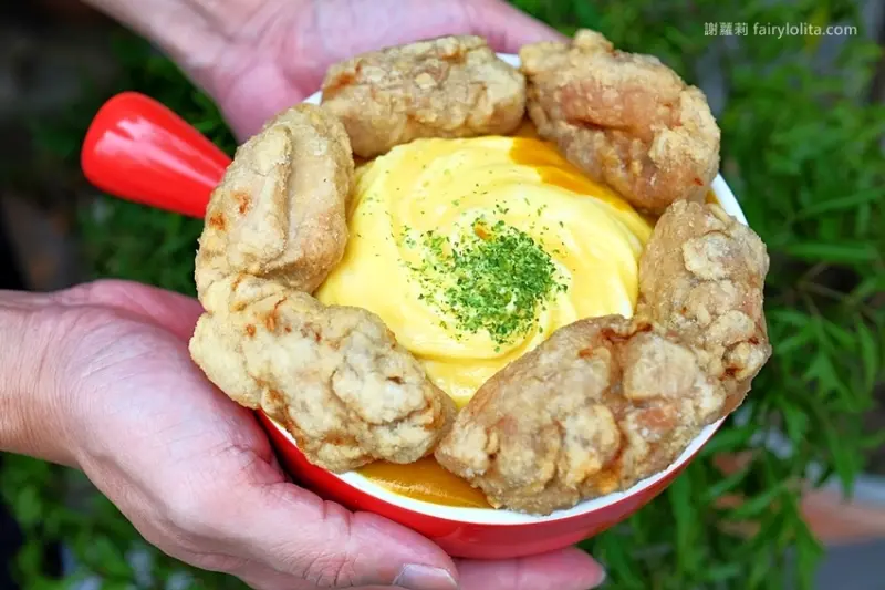 桃園美食 | 魔法樂廚手作咖哩攤子神祕超低調，一天只賣5小時，咖哩飯炸雞浮誇爆量、多到整個炸出來！ 