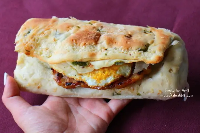 [台中]小山東傳統手工麵食--燒餅、蔥花大餅、饅頭都是14元也太便宜，不到50元就能吃到手作的銅板美食@北屯區 一點利市場 遼寧路