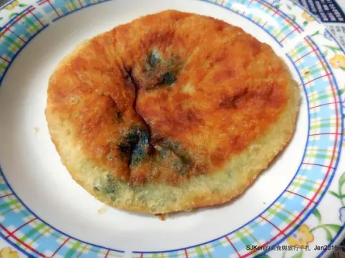 「老眷村古早味煎餅」 --- 東北手作傳統煎燒餅，三種家常口味香聞鄰里。