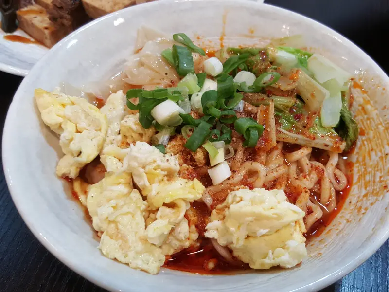 【食-新竹北區】辛辣學川味麵食堂♥傳承記憶中的美味♡精燉12小時的大骨湯頭♥紅油抄手蛋蛋麵♡香辣牛肉麵♥川辣涼粉