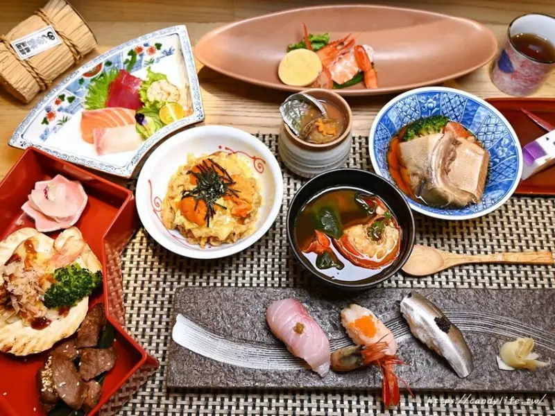 台中巷弄裡的日式無菜單料理，門口可直接霸氣停車，吧檯、隱密包廂都有提供，免收服務費與開瓶費