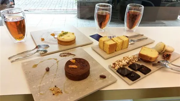 【台南市-東區】午後慵懶的優雅甜點~『Silence 屏息甜點工坊』的天鵝霜冰琳，讓人誤入紫氳夢幻的粉嫩國度♡∨♡