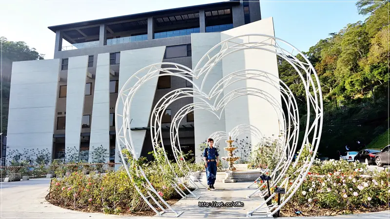 【雅聞七里香玫瑰森林】無料免費入場～親子同遊，超多藝術造景拍不完，宮廷玫瑰區、愛心小拱門及歐風噴水池，種植六百多種品種，一萬多株的玫瑰，熱門IG打卡景點