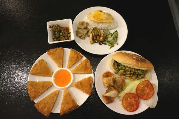 新開幕!!!綠咖哩雞腿堡和打拋豬飯清爽開胃-泰之霸 Pretty Thai