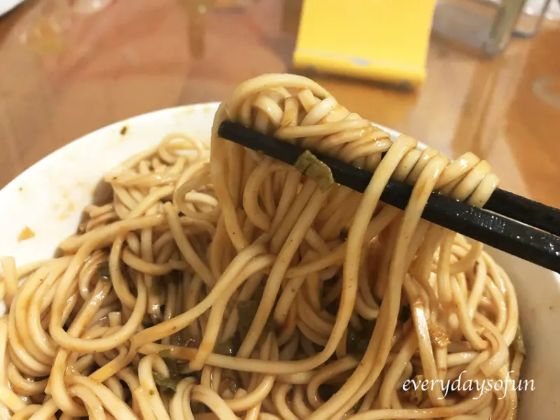 ∥生活美食∥5分鐘顛覆你對乾拌麵的想像，大量蔥花拌麵，辣度讓人滿足，方便美味的蔥蔥回魂麵