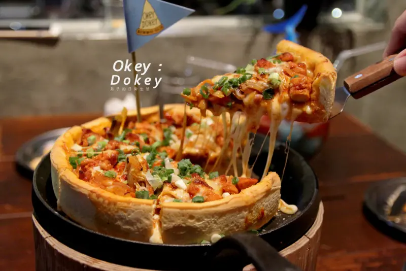 【男子的日常生活】Okey Dokey，台北東區人氣時髦韓式比薩店，吃完敲的年糕，再來份春川辣炒雞厚比薩。國父紀念館/오키도키