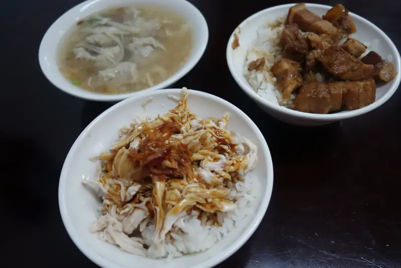 (江子翠捷運站)巧園雞肉飯,原民治街市場美髮店前的小攤子,消失一段時間再開新店面,令人一再回味的好吃雞肉飯/魯肉飯