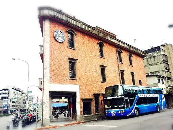 捷運龍山寺站 ✿ 艋舺星巴克 ✿ 艋舺版熨斗大廈 ! 體驗不一樣的星巴克~