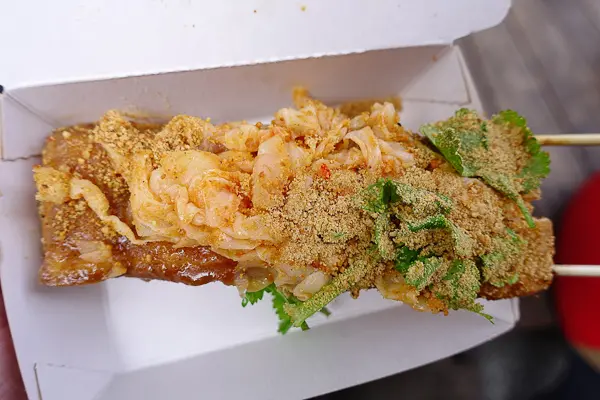 【新北深坑】金大鼎串烤香豆腐、大樹下串燒臭豆腐 食尚玩家推薦 - 深坑老街必吃美食推薦