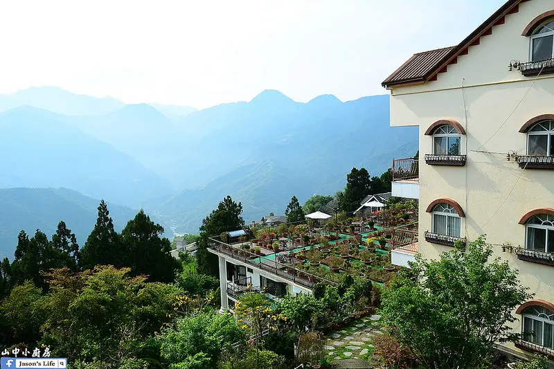 【南投│美食】清境美食推薦，來環境清幽面、百萬山景用餐吧!!推薦牛肉麵、果香咖哩及雙人套餐。山中小廚房