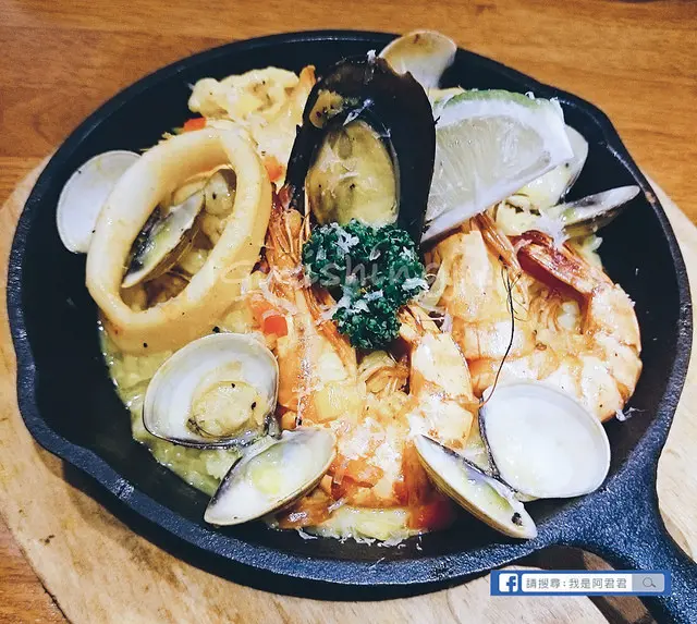 [捷運士林站]北極星創意料理NORTH STAR(北極光主題餐廳)。高CP值士林美食餐廳推薦。比薩|義大利麵｜燉飯｜排餐～氣氛好&餐點新鮮美味