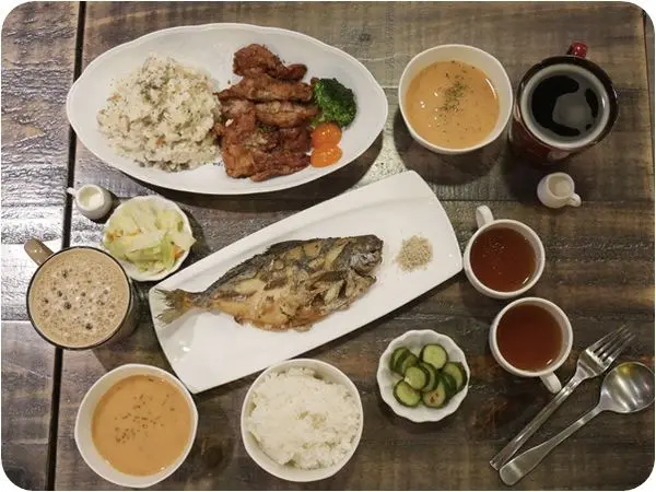 美食。餐廳│ 台北松山區 南京三民捷運站 亨蕾咖啡HolyCafe 台北松山區下午茶甜點 小歐洲咖啡廳 燉飯/套餐/烤魚 ❤跟著Livia享受人生❤