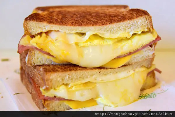 花花，甲飽沒【台北食記】土司吐司 超爆漿乳酪三重奏！五顆星推薦便宜又好吃！