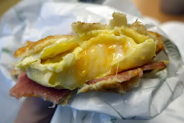 (胖樺食記) 台大公館商圈美味必吃的銅板小吃「土司吐司 ToasToasT」/大推薦主廚特製爆漿熱壓吐司/捷運公館站/汀洲路/鮮奶茶