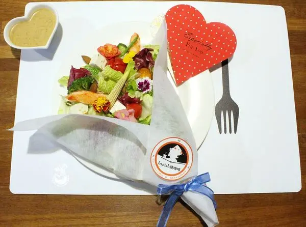 【台中西區。美食】Impish頑咖啡//　情人節來點不一樣的花招，花束沙拉獻浪漫又新鮮，每日限量供應！