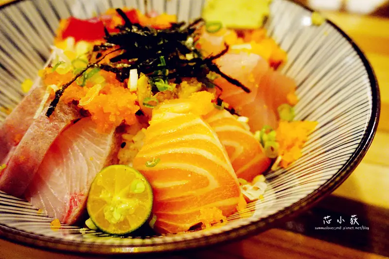 隱藏丼飯達人(崇德店)。各式各樣的生魚片丼飯，握壽司、刺身、手捲、烤物都有!