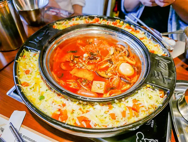 【台北捷運美食】【西門町美食】兩餐韓國年糕火鍋.韓國人氣店來台.吃無限量吃到飽