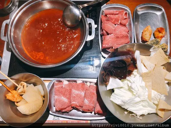 圓圓家愛吃貨-<台北西門>一個人也能去的吃到飽餐廳，兩餐韓國年糕火鍋吃到飽NT$299年糕、炒飯、泡麵+NT$100還有肉肉吃到飽，不推怎麼行