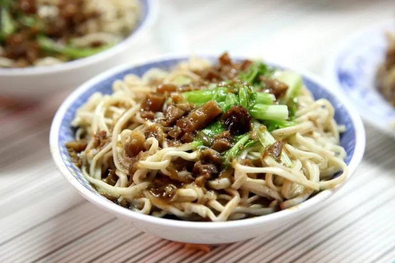 【台南南區-食記】芯芯要去【盧家麵食(里長乾麵)】~10元餛飩湯。25元乾麵。2元水餃