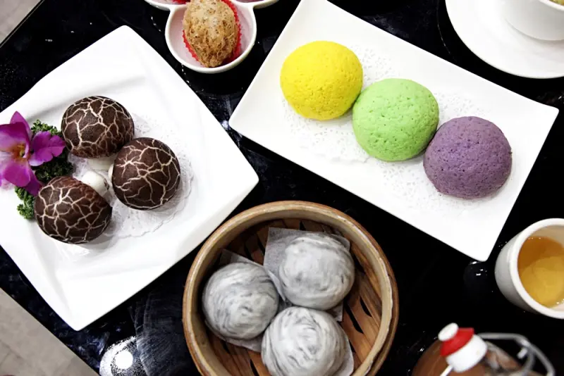 【台南永康區-食記】芯芯要去【臻皇港式餐廳】~創意香菇流沙包。港點馬卡龍酥皮叉燒包。大理石芝麻包