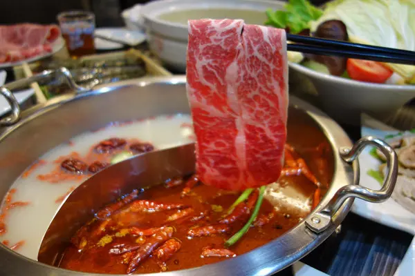 中和麻辣火鍋推薦-川耗子麻辣火鍋，中和環球購物中心旁美食，不用到四川就能吃到麻香辣的道地成都火鍋、酸菜魚鍋