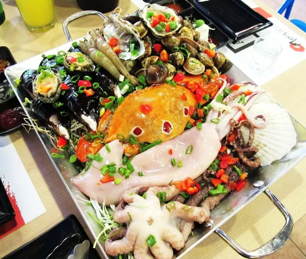 (台中。西屯區美食)『OMAYA春川炒雞/台中漢口店』釜山巨無霸海鮮盆！霸氣登場！讓你盡情品嚐各式海味，海鮮控必吃！