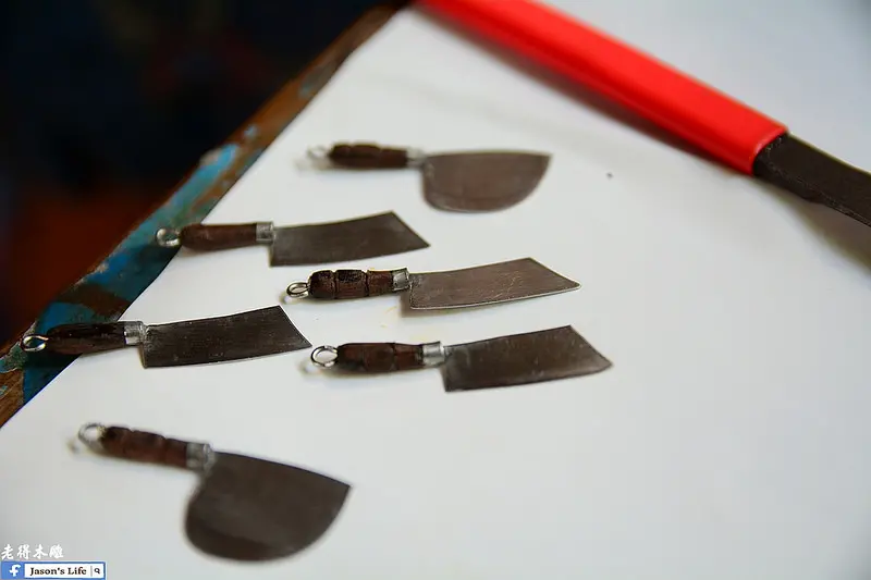 【台南│景點】老得伯精雕細琢袖珍雕品，一天最多只能雕出三把菜刀，來聽老得伯說故事。老得木雕