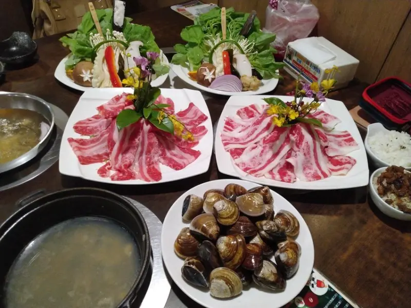 【新莊美食】喜園風味涮涮鍋 - 自然鮮甜湯頭搭配有機蔬食+高級的美福牛肉,老字號火鍋店推薦 @東吃東吃到處吃