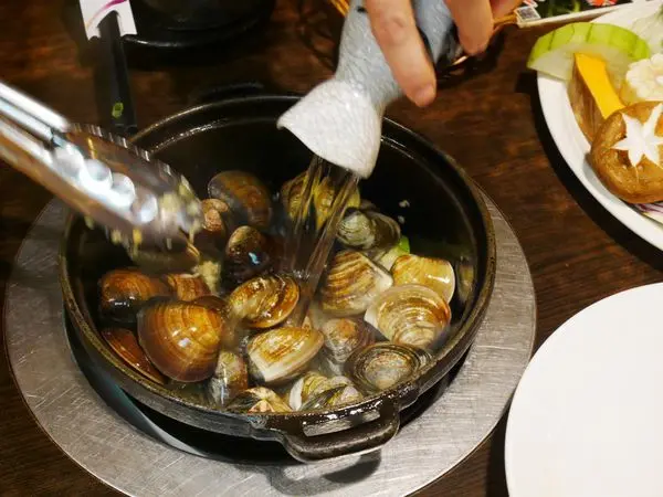 新莊在地人都推【新莊/火鍋】蛤蠣控看過來！這裡有蛤蠣界的巨人！喜園新湯頭~酒蒸蛤蠣香又濃！喜園風味涮涮鍋