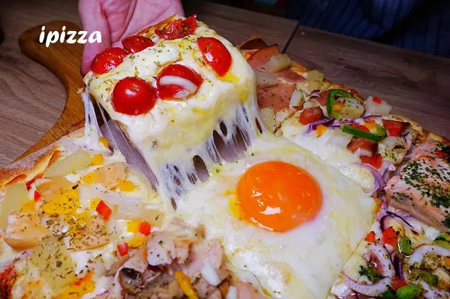 捷運劍潭站披薩 ▶ ipizza 愛披薩 ▶ 好邪惡的九宮格披薩 一次品嚐九種口味太美味大滿足 口味眾多且獨特的薄皮披薩 