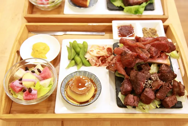 台南美食-芯芯要去【Relax Brunch-輕鬆點】~CP值爆表黑岩盤雙拼排餐,吃完一餐抵兩餐飽到不要不要的