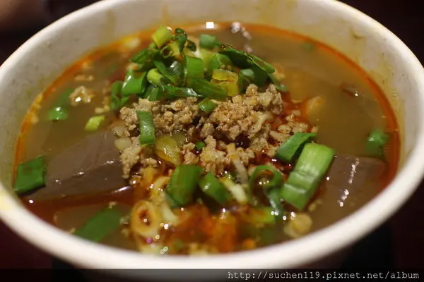 中壢美食|三國麻辣豆腐鴨血平價好吃、自製滷味和牛肉麵出乎意料的美味