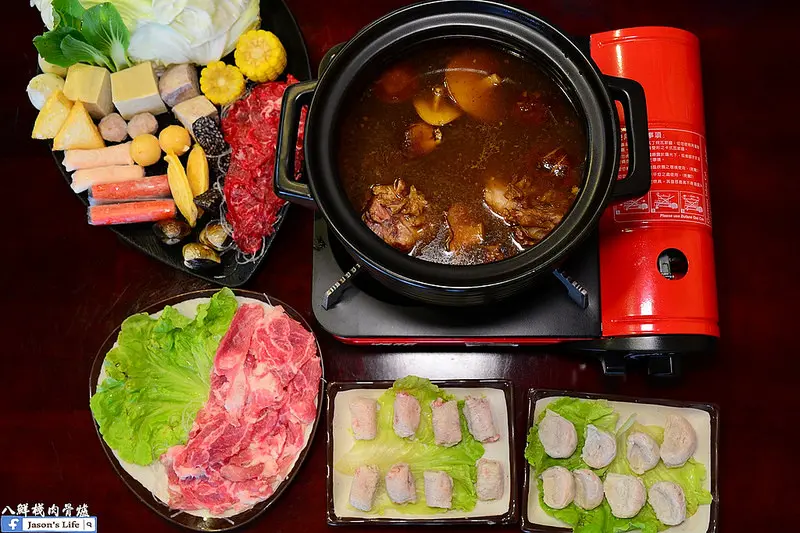 【台南│美食】體育場新開幕美食，每天現熬的大骨紅燒湯頭，涮上溫體牛肉，肉汁展現，消夜場還有熱炒喔!。八鮮棧肉骨爐