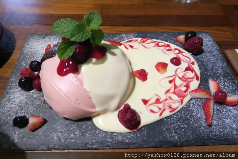 台中勤美商圈。。Butter巴特3店早午餐、咖啡~~沒聽過拉可雷特、帕夫洛娃這些餐點名稱吧，都很值得點，而3店也有厚鬆餅、燒餅可以選擇，吃到的都好吃!!