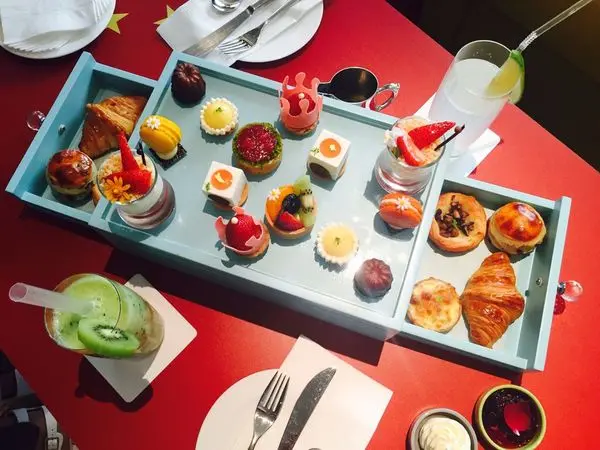 捷運劍南路站✿美福大飯店 Cocoon池畔酒吧✿ 泳池旁的下午茶之約~ 俏麗珠寶盒與12款精緻甜點!