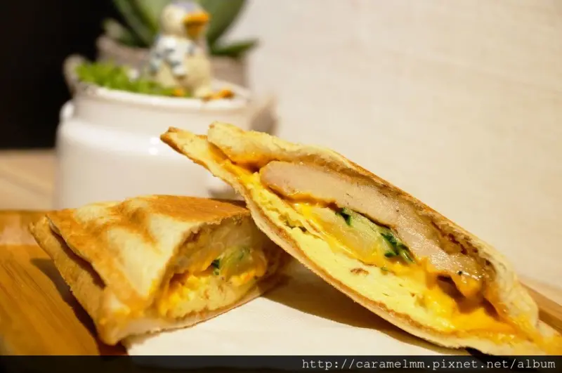 【台北信義】咖兔Coffto現烘咖啡館 熱壓黃金爆漿雞腿吐司堡 厚實、多層 大口吃下好滿足 北醫優質咖啡&早餐新選擇　莊敬路/北醫/吳興街