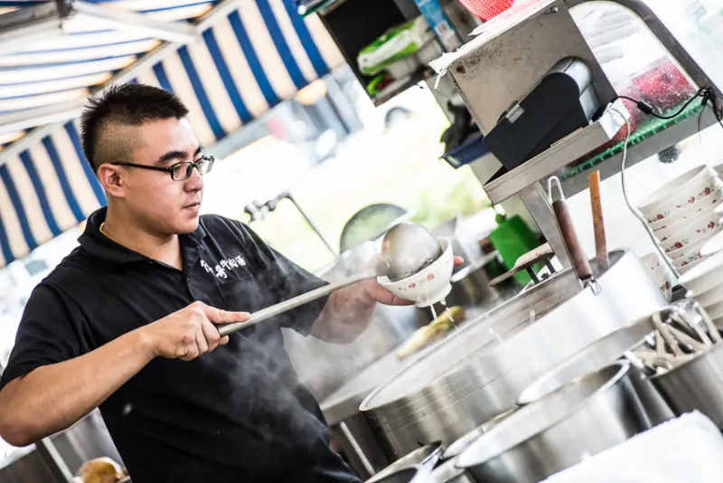 【台南東區】億哥牛肉湯➤當日現宰溫體牛，24H都吃得到的台南小吃!