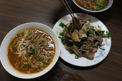 台南東區-忠味麵館 香辣迷人又回味無窮的榨菜肉絲麵