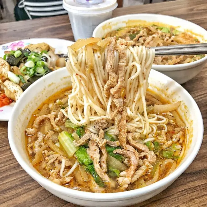 台南東區美食【忠味麵館】一早就高朋滿座的人氣麵館「榨菜肉絲麵」香辣過癮抓住老饕的胃 | 小白只饗ㄔ美食