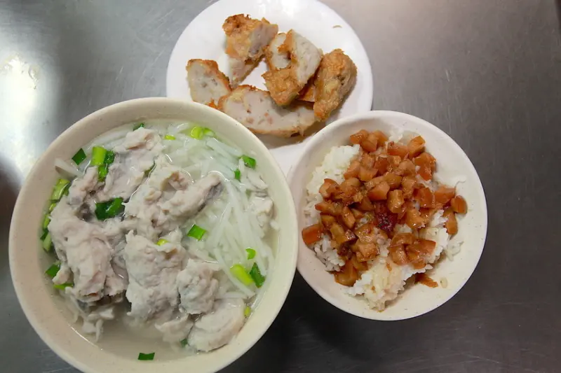 吃。高雄|鹽埕區|樂天小高二訪。當地老饕口袋名單，餐點美味定價超值「大溝頂虱目魚米粉湯」。
