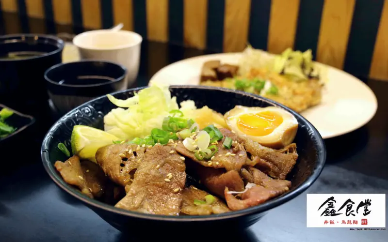 【嘉義.西區】鑫食堂。燒肉丼飯.烏龍麵：Q彈剔透米飯+現點現烤「炙燒牛肉飯」，美味秒殺的平價丼飯在這裡