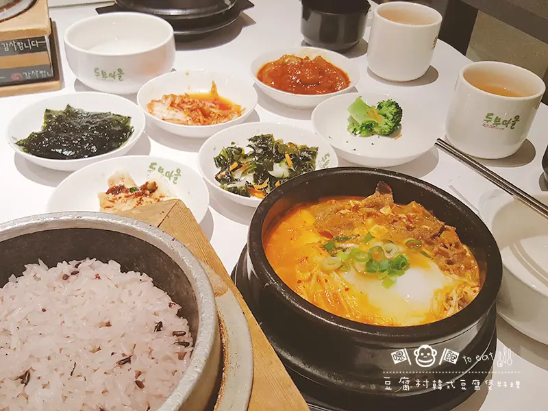 「飽食⁂高雄前鎮」豆腐村(大魯閣草衙道) 韓式豆腐煲料理，小菜、飲品、豆腐霜淇淋無限量供應