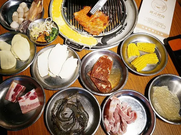 肉倉韓式烤肉-台北西門町韓式吃到飽餐廳  店內餐點選擇多  食材不錯服務又好  是聚餐約會的好地方              