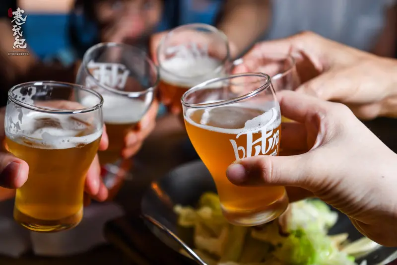 【中肯‧食記】二訪！市民大道‧bEEru 啤調客精釀啤酒屋｜玩味「新」台菜配精釀啤酒‧自由拉霸飲必魯超HIGH！