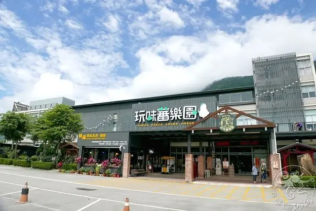 花蓮室內 雨天備案【玩味番樂園】免費入內參觀景點，50年代的台灣復古味場景！舊車站、柑仔店、跳格子，許多不同場景與懷舊物品！還能看見舊式電影院，撥放著60年代台語老電影！