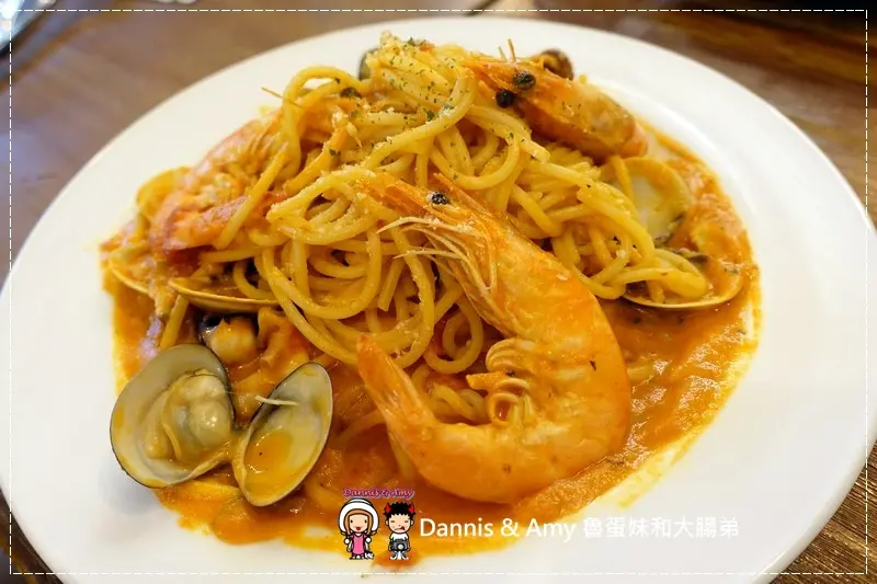 《分享苗栗頭份美食》義食屋 EATALIANO 義大利麵。燉飯。焗烤。兒童遊戲區 平價親子餐廳無低銷 ︳工業風好拍照 尚順育樂世界附近好停車(附影片)