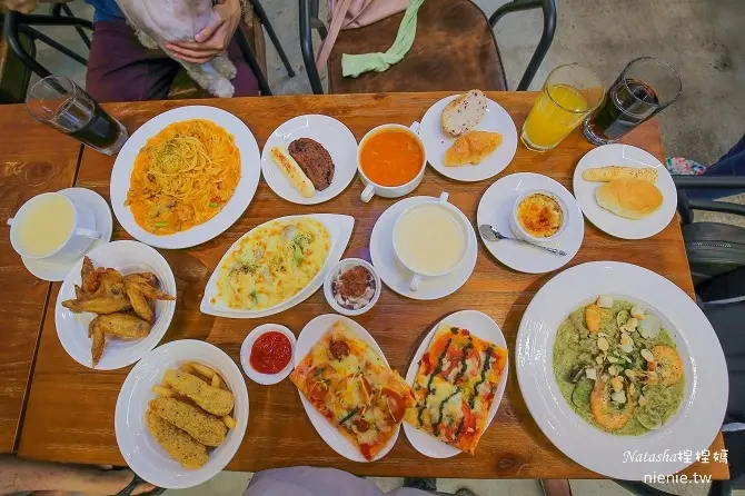 親子餐廳│苗栗頭份美食│義食屋Eataliano頭份中央店~引進洗球機清洗親子遊樂區球池。具備球賽大螢幕和射飛鏢遊戲